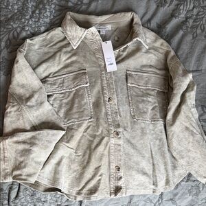 Francesca's Collections Men's Light Beige Casual Shirt. Size small. Olive green.
